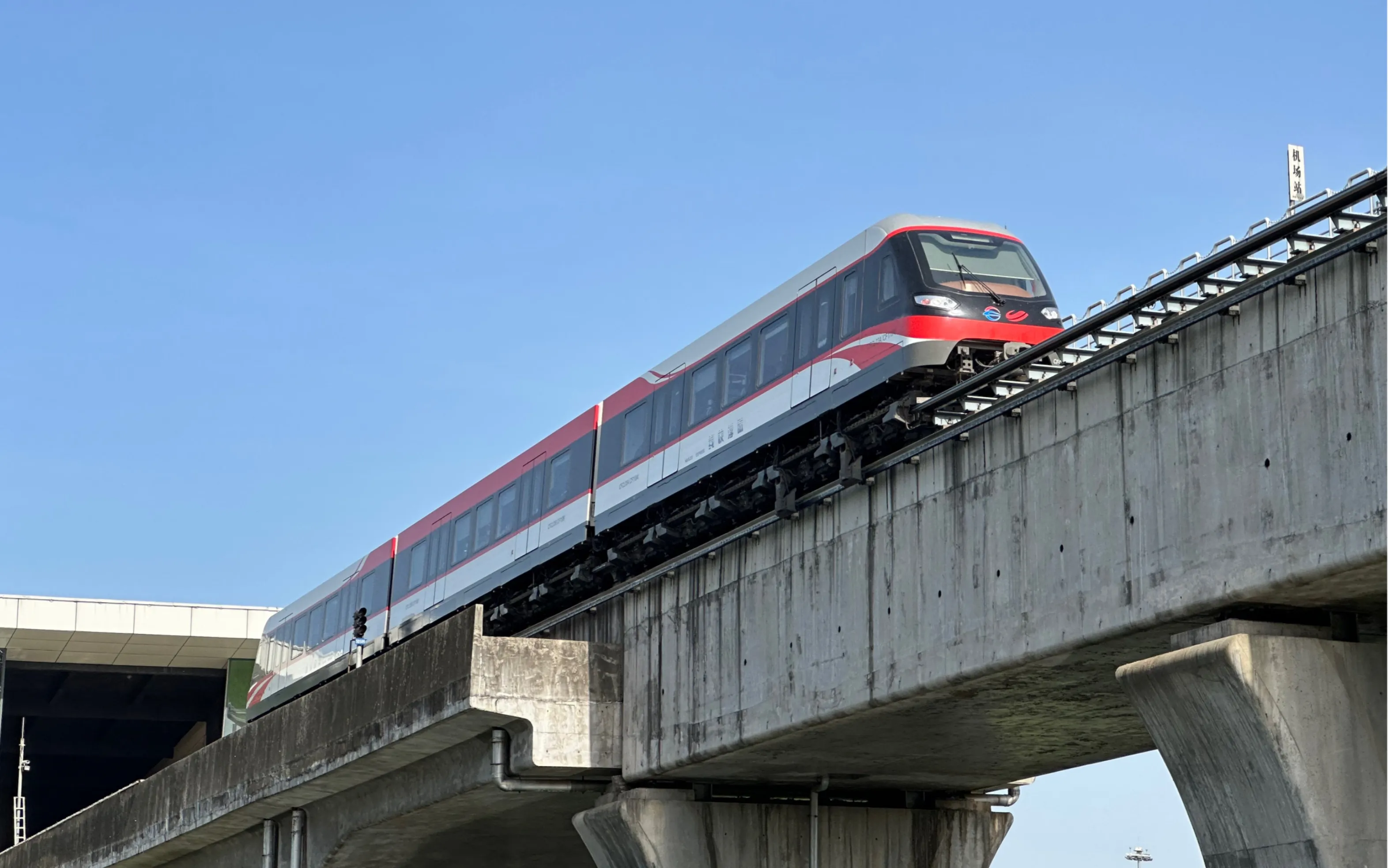 跨梁式单轨列车